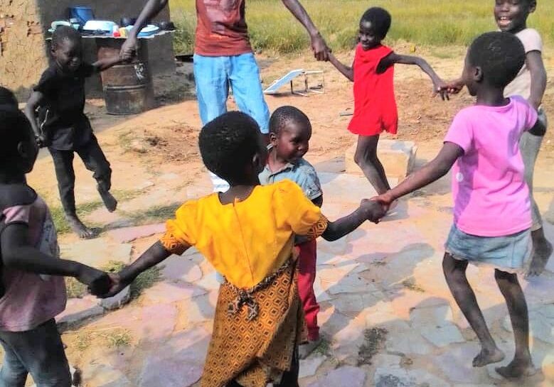 Kids-Playing-in-Zimbabwe-e1598484252403